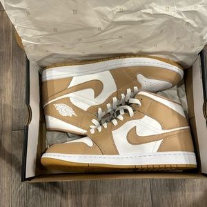 Air Jordan one mids hemp white gum, yellow.